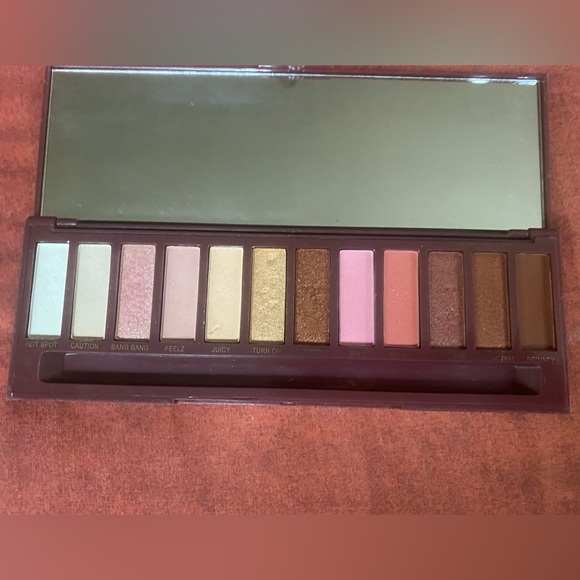 ❌❌❌SOLD❌❌❌Brand new urban decay eyeshadow palette - Picture 2 of 3